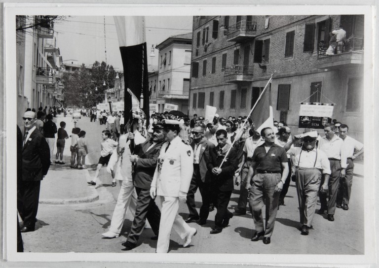 Poggibonsi, 18-19 luglio 1964, XX° anniversario della liberazione e conferimento ad Alcide Cervi della cittadinanza onoraria. Corteo per le vie della città